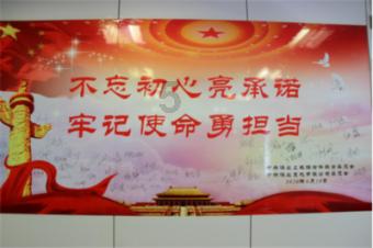 张杰全黑look霸总上线 大衣百搭又质感很耐看